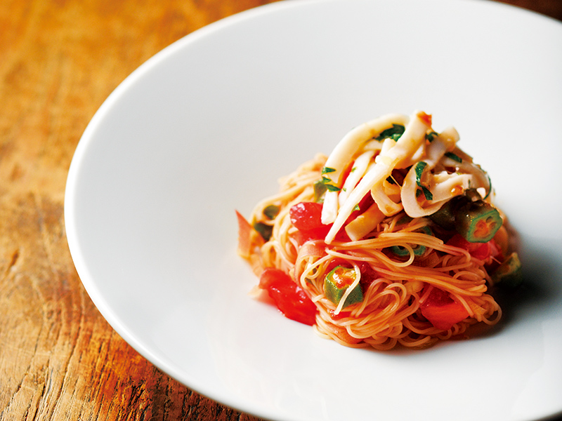 ［RECIPE］トマト、オクラ、みょうが、梅肉、イカで作る 真夏のカッペリーニ