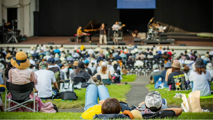 芝生席でライブを楽しむ来場者